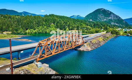 Vista aerea dei ponti doppi sul tranquillo fiume nella Columbia Gorge Foto Stock