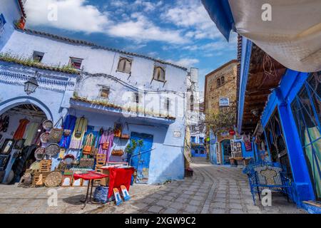 Chefchaouen, Marocco - 25 marzo 2024: Un negozio di artigianato che espone piatti e specchi di ceramica colorata nelle strade dipinte di blu. Foto Stock