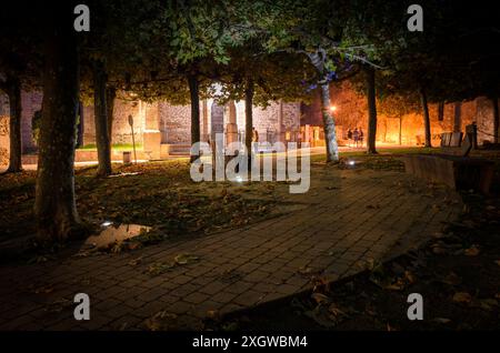 Vista notturna dell'ingresso della chiesa di Santa María del Castillo a Buitrago de Lozoya, Madrid, Spagna Foto Stock