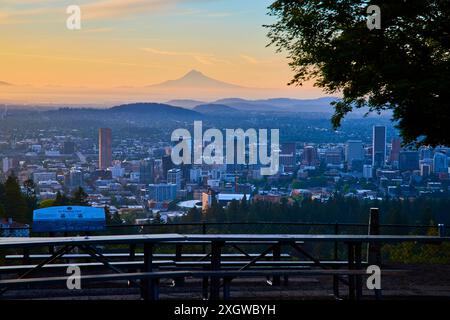 Paesaggio urbano all'alba di Portland con vista sul Monte Hood dalla collina Foto Stock