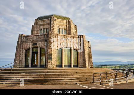 Storica Vista House a Crown Point con Rolling Hills sullo sfondo Foto Stock