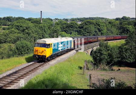 50021 propugna il Mytholmes Tunnel nel nel 21.6.24 con il 09,25 Keighley a Oxenhope. Foto Stock