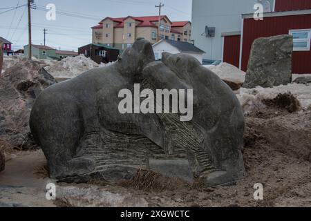 Scultura in pietra di orsi polari che suonano sulla Queen Elizabeth Way a Iqaluit, Nunavut, Canada Foto Stock