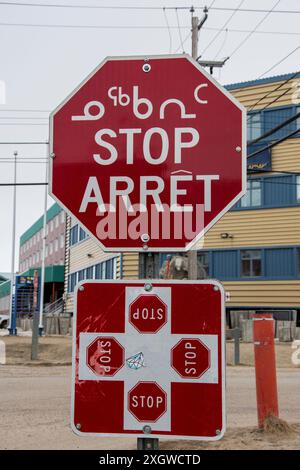 Segnaletica multilingue in inglese, francese e inuktitut presso i Four Corners di Iqaluit, Nunavut, Canada Foto Stock