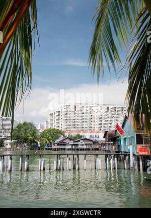 Penang, Malasia, aprile 30 2023: I moli del clan, parte di un insediamento di strutture in legno costruite su palafitte, ai margini dello stretto di Mallaca, sono un patrimonio dell'UNESCO Foto Stock