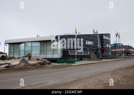 Assemblea legislativa del Nunavut sulla strada federale a Iqaluit, Nunavut, Canada Foto Stock