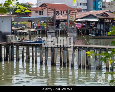 Penang, Malasia, aprile 30 2023: I moli del clan, parte di un insediamento di strutture in legno costruite su palafitte, ai margini dello stretto di Mallaca, sono un patrimonio dell'UNESCO Foto Stock