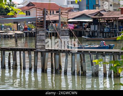 Penang, Malasia, aprile 30 2023: I moli del clan, parte di un insediamento di strutture in legno costruite su palafitte, ai margini dello stretto di Mallaca, sono un patrimonio dell'UNESCO Foto Stock