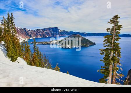 Cratere Lake Wizard Island Vista a livello dell'occhio sul paesaggio innevato Foto Stock