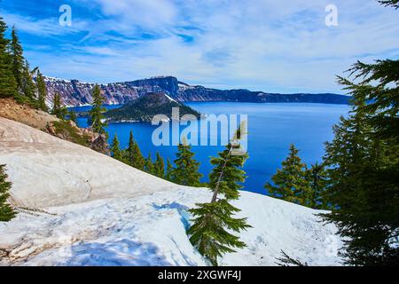 Cratere Lake piste innevate e Vista panoramica di Wizard Island Foto Stock