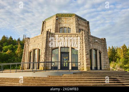 Vista House Historic Stone Observatory con Golden Hour Light Foto Stock