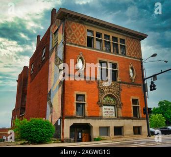 Edificio abbandonato con murales d'arte nel centro di Springfield Ohio USA 2024 Foto Stock