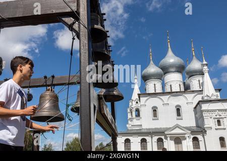 Tutaev, Russia. 30 luglio 2022. Un campanello suona campane sullo sfondo della cattedrale di Santa Croce durante il festival dell'arte campana "prima del Salvatore" nella città di Tutaev, regione di Jaroslavl, Russia Foto Stock