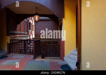 2023-04-27 frammento di una vecchia casa Mikolajki Polonia Foto Stock