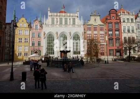 2023-03-14 splendida architettura della città vecchia di Danzica con la corte di Artus, Polonia Foto Stock