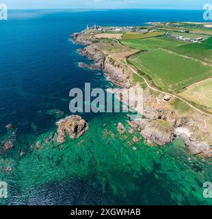 Vista aerea del faro di Saint-Mathieu situato a Plougonvelin e vicino alle rovine dell'antica Abbazia di Saint-Mathieu de fine-Terre. Francia Foto Stock