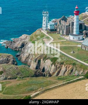 Vista aerea del faro di Saint-Mathieu situato a Plougonvelin e vicino alle rovine dell'antica Abbazia di Saint-Mathieu de fine-Terre. Francia Foto Stock