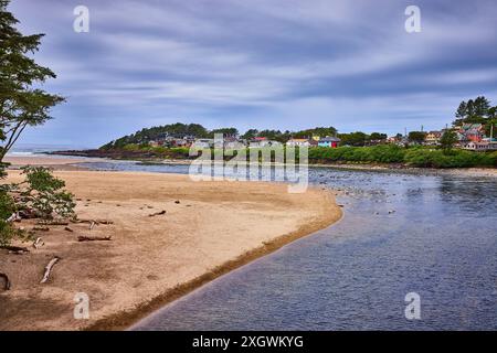 Affascinante villaggio costiero con case colorate e serpeggianti vedute aeree del fiume Foto Stock