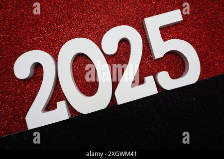 Felice anno nuovo 2025 con copia spaziale su sfondo rosso e nero glitter Foto Stock