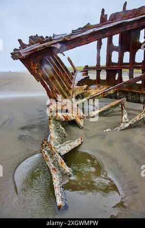 Il relitto di Rusty rimane sulla Sandy Beach Diagonal View Foto Stock