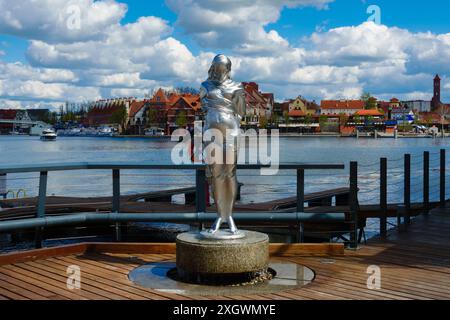 2023-04-28; monumento concettuale a una donna nella città di Mikolajki, Polonia Foto Stock