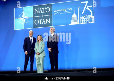 Il presidente degli Stati Uniti Joe Biden, di sinistra, Giorgia Meloni, primo ministro italiano, e Jens Stoltenberg, segretario generale dell'Organizzazione del Trattato del Nord Atlantico (NATO), partecipare a una stretta di mano di benvenuto durante il vertice NATO tenutosi a Washington, DC, USA, mercoledì 10 luglio, 2024. il presidente Joe Biden e gli altri 31 leader della NATO avevano sperato che il loro vertice avrebbe celebrato una nuova unità contro Vladimir Putin della Russia, inviato un avvertimento alla Cina e dimostrare che l'alleanza è forte come sempre nel suo 75 ° anno, ma i tre giorni di sfarzo saranno oscurati dalle turbolenze interne in tutta l'alleanza. CR Foto Stock