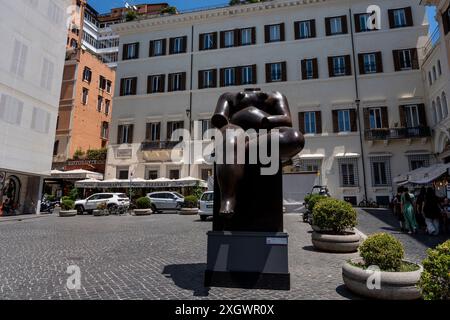 Roma, Italia. 10 luglio 2024. Donna seduta - parte di ''˜Botero a Roma': Un itinerario espositivo che si snoda per le vie del centro di Roma, unendo la bellezza delle opere di Fernando Botero alla monumentalità della capitale. La bellezza contemporanea delle sculture di Fernando Botero completa lo straordinario e unico fascino della capitale. La mostra, distribuita in alcune delle piazze più belle del centro di Roma, permette un confronto tra due mondi. Un tributo dalla capitale al grande scultore colombiano, recentemente deceduto, che arricchisce alcuni dei suoi luoghi più suggestivi Foto Stock