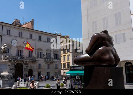 Roma, Italia. 10 luglio 2024. Donna seduta - parte di ''˜Botero a Roma': Un itinerario espositivo che si snoda per le vie del centro di Roma, unendo la bellezza delle opere di Fernando Botero alla monumentalità della capitale. La bellezza contemporanea delle sculture di Fernando Botero completa lo straordinario e unico fascino della capitale. La mostra, distribuita in alcune delle piazze più belle del centro di Roma, permette un confronto tra due mondi. Un tributo dalla capitale al grande scultore colombiano, recentemente deceduto, che arricchisce alcuni dei suoi luoghi più suggestivi Foto Stock