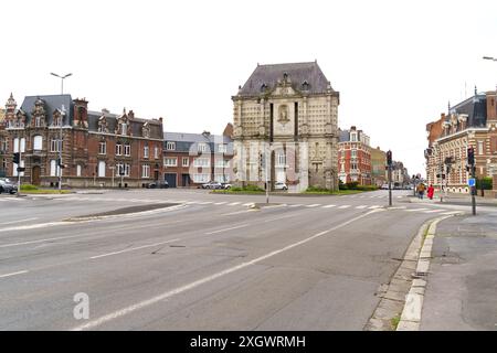 Cambrai, Francia - 21 maggio 2023: Una strada vuota a Cambrai, Francia, presenta un edificio storico dall'architettura ornata e una piazza centrale circondata Foto Stock