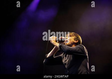Edimburgo, Regno Unito. , . Suede si esibisce sul palco al concerto di Edinburgh Castle Esplanade. Foto: Cantante Brett Anderson. Crediti immagine: Pako Mera/Alamy Live News Foto Stock