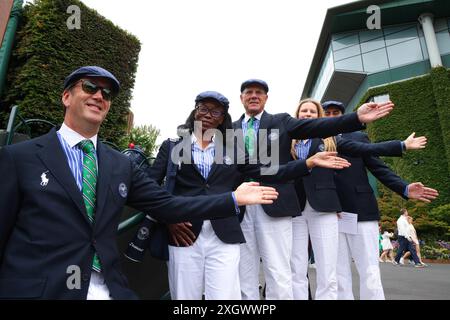 10 luglio 2024; All England Lawn Tennis and Croquet Club, Londra, Inghilterra; Wimbledon Tennis Tournament, giorno 10; giudici di linea fuori dal Centre Court in posa per fotografi fuori dai campi 5 e 6 Foto Stock