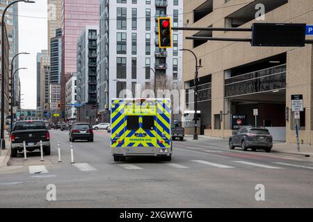 Minneapolis, Minnesota. L'ambulanza della Hennepin Healthcare va ad un'emergenza nel centro di Minneapolis. Foto Stock