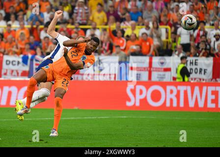 10 lug 2024 - Inghilterra vs Paesi Bassi - Campionati europei UEFA 2024 - semifinale - Dortmund. Harry Kane viene calciato e fregato da Denzel Dumfries e vince un rigore per l'Inghilterra. Foto : Mark Pain / Alamy Live News Foto Stock