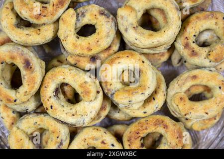 Dolci tradizionali della giordania, della palestina e della siria ripieni di datteri da una composizione vista dall'alto, inoltre è di colore giallo a causa del ghee Foto Stock