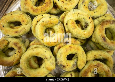 Dolci tradizionali della giordania, della palestina e della siria ripieni di datteri da una composizione vista dall'alto, inoltre è di colore giallo a causa del ghee Foto Stock