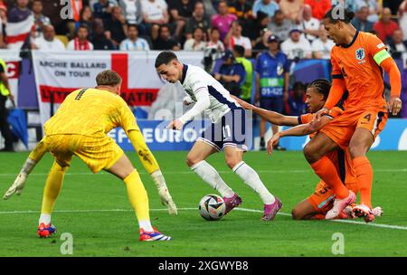 Dortmund, Germania. 10 luglio 2024. Calcio, UEFA Euro 2024, Campionato europeo, Paesi Bassi - Inghilterra, finale, semifinale, stadio Dortmund, l'inglese Phil Foden (2° da sinistra) in azione contro il portiere Bart Verbruggen (l-r), Nathan Aké e Virgil Van Dijk, tutti olandesi. Credito: Friso Gentsch/dpa/Alamy Live News Foto Stock