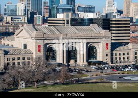 Kansas City, Missouri. Skyline di Kansas City con Union Station. La Union Station ospita mostre permanenti e temporanee, un planetario e un centro scientifico. Foto Stock