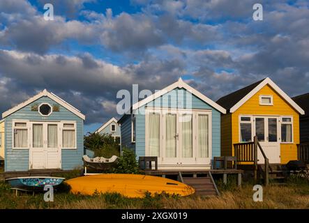 Hengistbury Head, Mudeford Spit, Christchurch, Dorset UK. 10 luglio 2024. Clima nel Regno Unito: Calda serata di sole a Hengistbury Head, mentre la luce del sole illumina le capanne sulla spiaggia, dove ci sono alcune delle più costose del paese. Crediti: Carolyn Jenkins/Alamy Live News Foto Stock