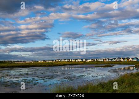 Hengistbury Head, Mudeford Spit, Christchurch, Dorset UK. 10 luglio 2024. Clima nel Regno Unito: Calda serata di sole a Hengistbury Head, mentre la luce del sole illumina le capanne sulla spiaggia, dove ci sono alcune delle più costose del paese. Crediti: Carolyn Jenkins/Alamy Live News Foto Stock