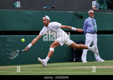 Londra, Inghilterra, Regno Unito. 10 luglio 2024. LORENZO MUSETTI (ITA) in azione torna con anticipo durante i Campionati di Wimbledon. Musetti ha vinto 3-6, 7-6 (5), 6-2, 3-6, 6-1. (Credit Image: © Mathias Schulz/ZUMA Press Wire) SOLO PER USO EDITORIALE! Non per USO commerciale! Foto Stock