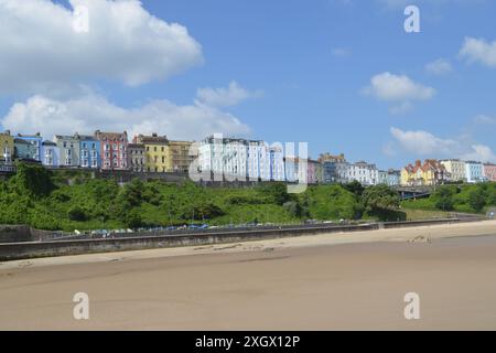 Case colorate di Tenby viste dal porto e da Pier Hill. Tenby, Pembrokeshire, Galles, Regno Unito. 5 giugno 2024. Foto Stock