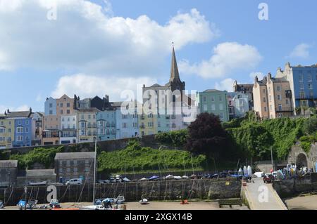 Case colorate di Tenby viste dal porto e da Pier Hill. Tenby, Pembrokeshire, Galles, Regno Unito. 5 giugno 2024. Foto Stock