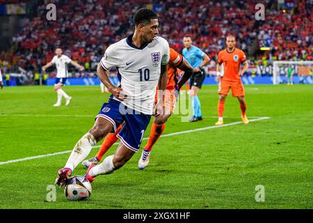 Dortmund, Paesi Bassi. 10 luglio 2024. DORTMUND, PAESI BASSI - 10 LUGLIO: L'inglese Jude Bellingham corre con la palla durante la semifinale di UEFA EURO 2024 tra Paesi Bassi e Inghilterra al BVB Stadion Dortmund il 10 luglio 2024 a Dortmund, Paesi Bassi. (Foto di Andre Weening/Orange Pictures) credito: Orange Pics BV/Alamy Live News Foto Stock