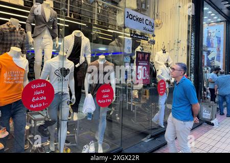Cairo, Egitto. 10 luglio 2024. Un uomo guarda un negozio di abbigliamento al Cairo, in Egitto, il 10 luglio 2024. Il tasso d'inflazione annuale principale dell'Egitto è sceso al 27,1% a giugno, in calo dal 27,4% di maggio, continuando una tendenza al ribasso per il quarto mese consecutivo, l'organo statistico del paese ha riferito mercoledì. Crediti: Ahmed Gomaa/Xinhua/Alamy Live News Foto Stock