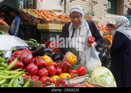 Cairo, Egitto. 10 luglio 2024. Una donna seleziona verdure in una bancarella al Cairo, in Egitto, il 10 luglio 2024. Il tasso d'inflazione annuale principale dell'Egitto è sceso al 27,1% a giugno, in calo dal 27,4% di maggio, continuando una tendenza al ribasso per il quarto mese consecutivo, l'organo statistico del paese ha riferito mercoledì. Crediti: Ahmed Gomaa/Xinhua/Alamy Live News Foto Stock