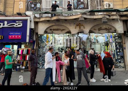 Cairo, Egitto. 10 luglio 2024. La gente si trova di fronte ai negozi di abbigliamento al Cairo, in Egitto, il 10 luglio 2024. Il tasso d'inflazione annuale principale dell'Egitto è sceso al 27,1% a giugno, in calo dal 27,4% di maggio, continuando una tendenza al ribasso per il quarto mese consecutivo, l'organo statistico del paese ha riferito mercoledì. Crediti: Ahmed Gomaa/Xinhua/Alamy Live News Foto Stock