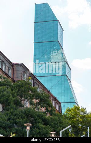 Tbilisi, Georgia - 23 GIUGNO 2024: Ingresso del Biltmore Hotel Tbilisi, il primo grattacielo di vetro della Georgia, situato su Rustaveli Avenue. Foto Stock