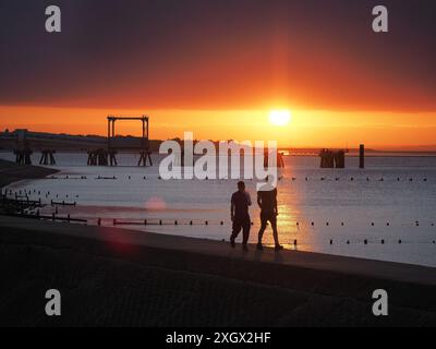 Sheerness, Kent, Regno Unito. 10 luglio 2024. Meteo nel Regno Unito: Tramonto a Sheerness, Kent. Crediti: James Bell/Alamy Live News Foto Stock