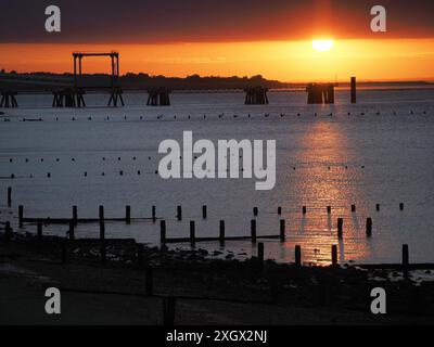 Sheerness, Kent, Regno Unito. 10 luglio 2024. Meteo nel Regno Unito: Tramonto a Sheerness, Kent. Crediti: James Bell/Alamy Live News Foto Stock