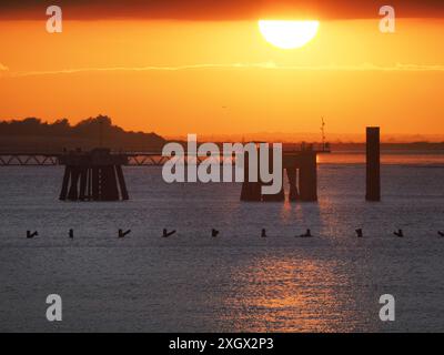 Sheerness, Kent, Regno Unito. 10 luglio 2024. Meteo nel Regno Unito: Tramonto a Sheerness, Kent. Crediti: James Bell/Alamy Live News Foto Stock